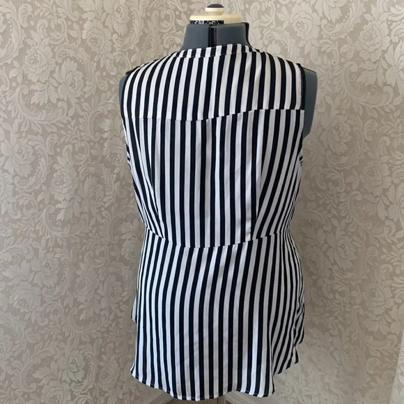 ❌SOLD❌TORRID PEPLUM GEORGETTE BUTTON-FRONT TIE-FRONT BLOUSE - Picture 7 of 9